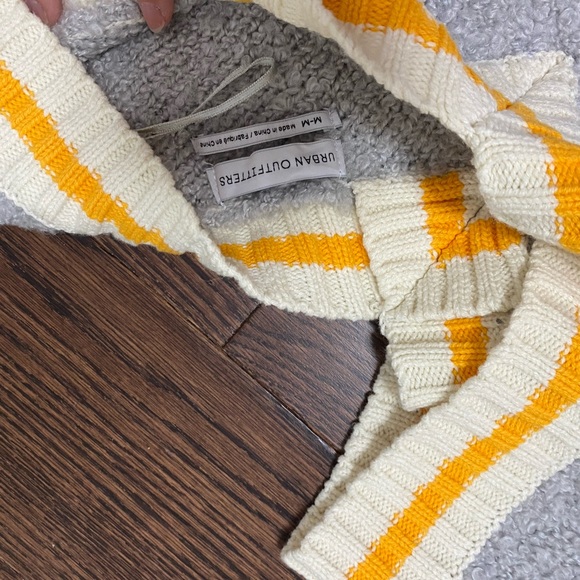 Urban Outfitters cute Oversized Sweater - Picture 2 of 2